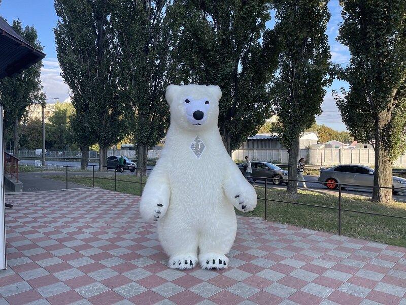 Начните продвижение с надувным костюмом белого медведя