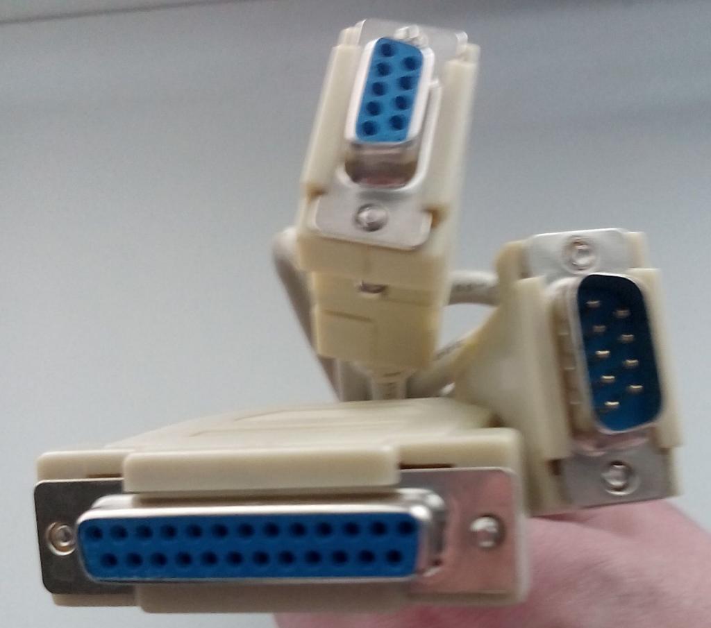 Кабеля - переходники: RGB DB 9 pin-RGB DB 9 pin, DVI-DVI, RS232 - RJ45, LAN.