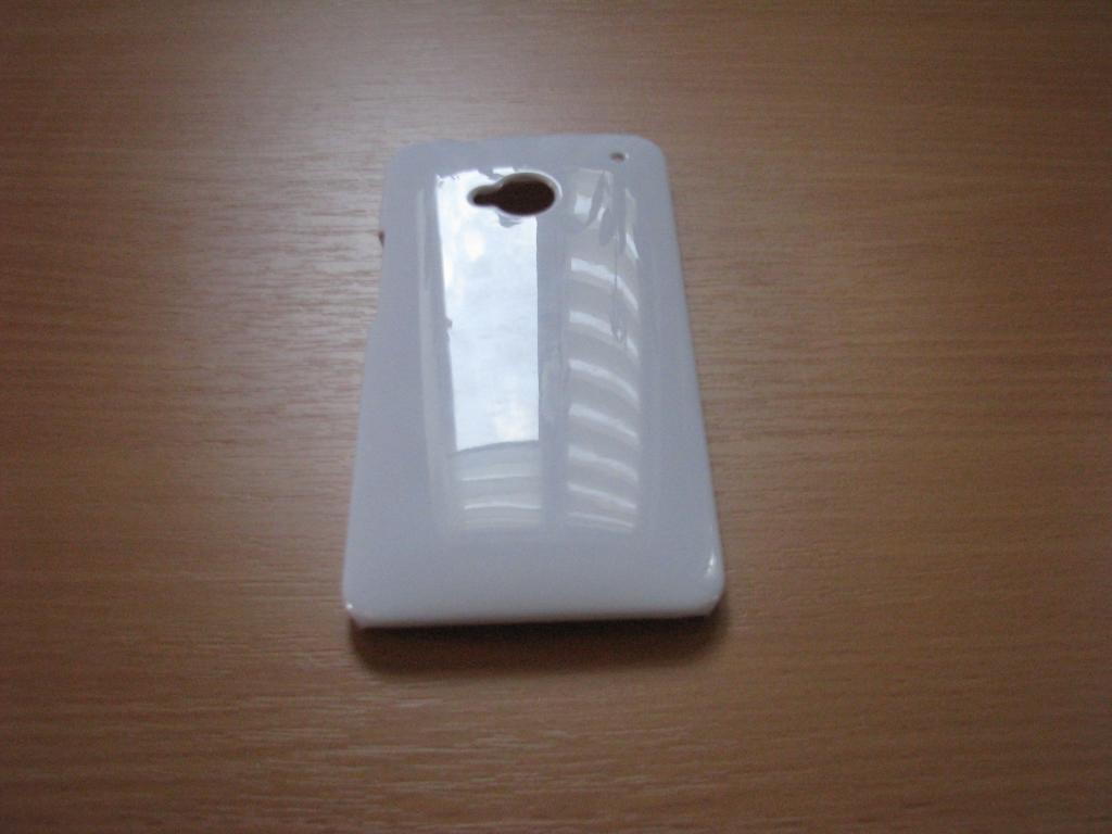 Продам пластиковый чехол для HTC One