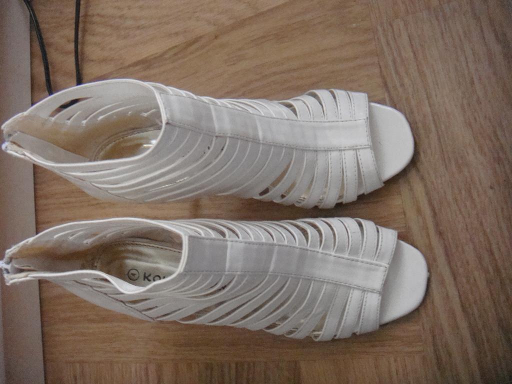 Стильные белые босоножки на высоком каблуке